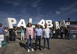 Cristina Pontón, Gaspar Llamazares y Ovidio Zapico delante de la candidatura de IU en Oviedo.
