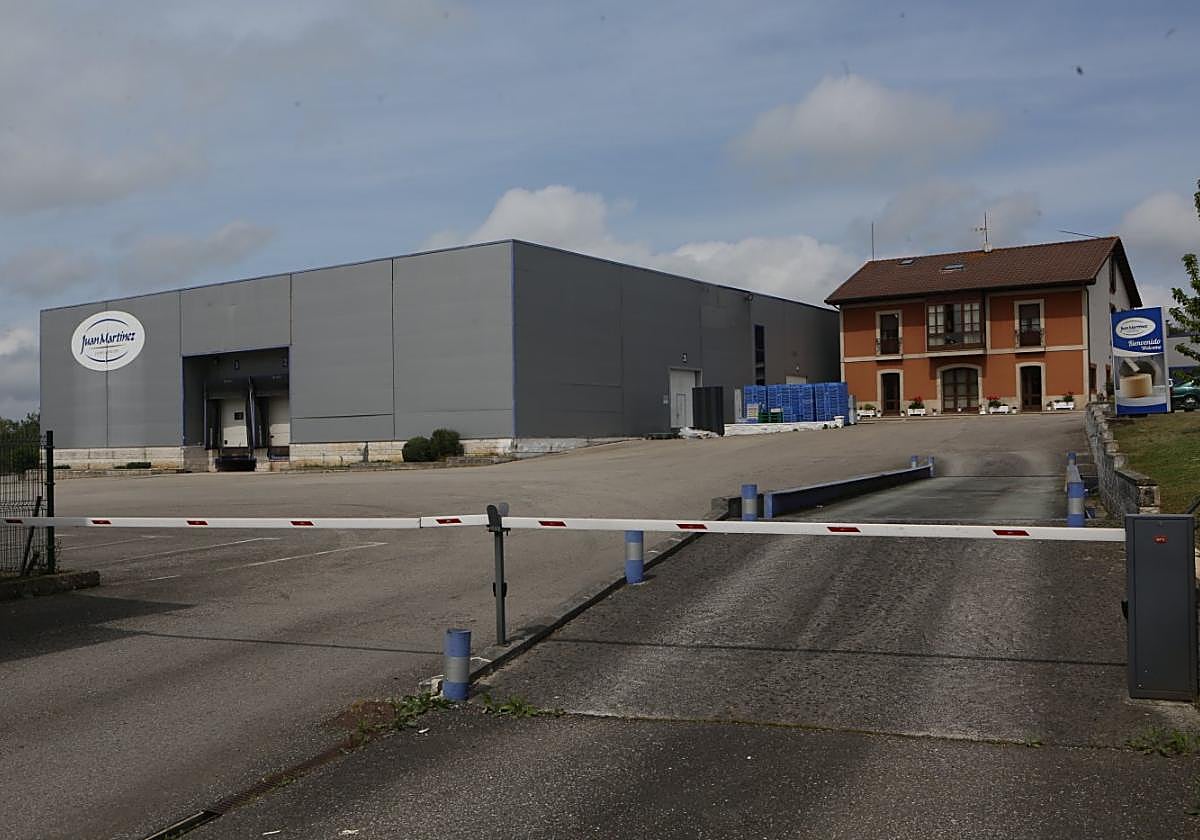 Exterior de las instalaciones de la empresa familiar Juan Martínez, en Marcenado.