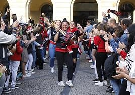 El público hizo el clásico pasillo a las campeonas de Europa en la Plaza Mayor. Natasha Lee fue la encargada de portar la Copa, durante el paseíllo.