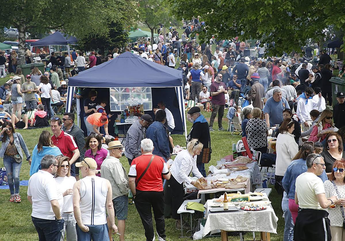 La Guardia Civil revisará grabaciones de la Jira de Trasona para identificar a los agresores de la menor