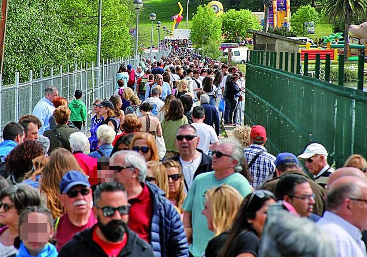 Miles de personas acudieron este lunes a la Jira de Trasona.