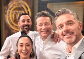 En una imagen de MasterChef Australia, Jock Zonfrillo (derecha), junto con Jamie Oliver y otros participantes del concurso culinario.