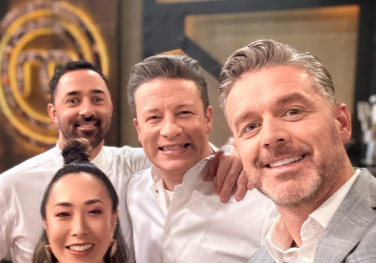 En una imagen de MasterChef Australia, Jock Zonfrillo (derecha), junto con Jamie Oliver y otros participantes del concurso culinario.