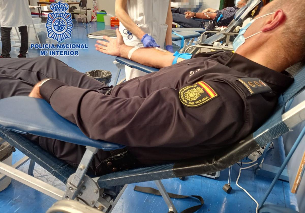 Un policía nacional donando sangre en Gijón.