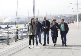 Monteserín, ayer en el paseo de la ría con parte de su equipo.