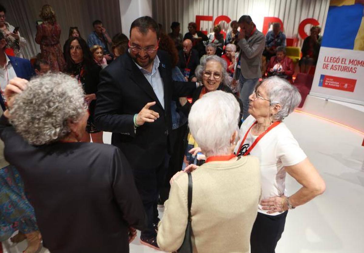 Adrián Barbón, en el 'Encuentro con mayores' organizado por la Federación Socialista Asturiana (FSA) en el Espacio Circus de Oviedo.