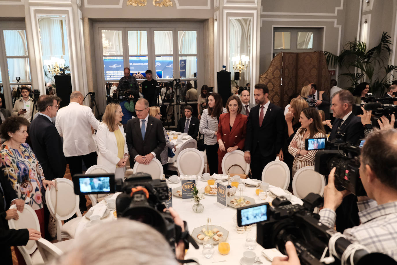 Diego Canga asiste a un desayuno informativo junto a Feijóo en Madrid