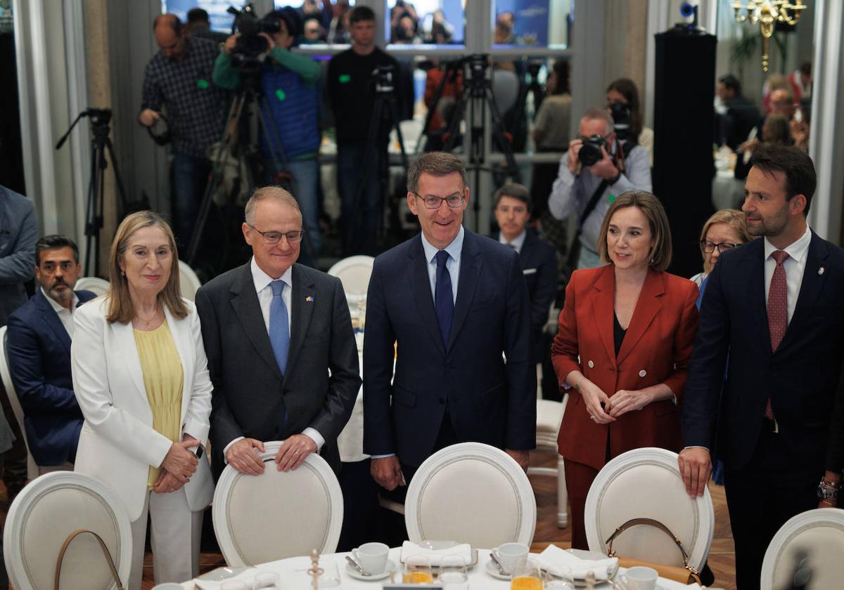 Diego Canja, junto a Núñez Feijoo, Ana Pastor, Cuca Gamarra y Álvaro Queipo en el Hotel Mandarían Oriental Ritz de Madrid.