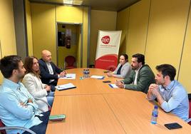 Los candidatos del PP Ángela Pumariega, Guzmán Pendás y Carlos Álvarez reunidos con el presidente de AJE, Pablo García, y los vocales Pedro Carrillo y Montse Pérez.