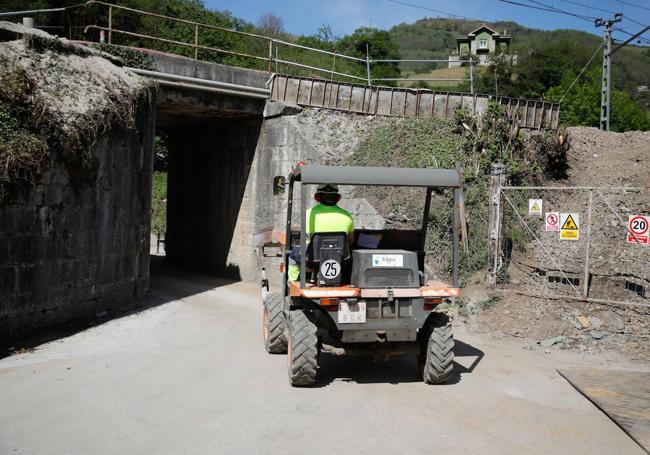 La rampa de Pajares será cerrada cinco días para ampliar el gálibo de este paso inferior, que está en una de las rutas de evacuación de la variante y debe permitir que circulen vehículos de emergencia.