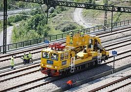 Reunión de Adrián Barbón, con el secretario general de Infraestructuras, Francisco Javier Flórez, y la presidenta de Adif, María Luisa Domínguez.