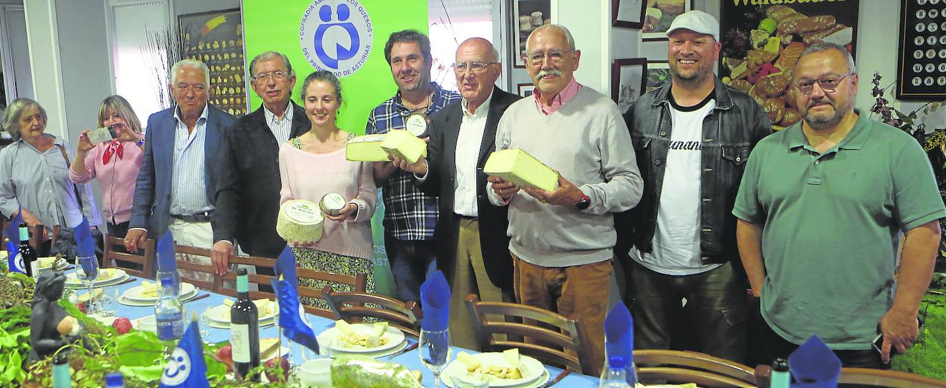 María Virgós y Roberto Aramburu, ayer, en el centro, con Secades y otros miembros de la Cofradía de los Quesos.