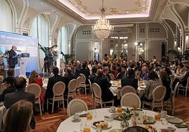 Canga se dirige a un centenar de personas en el Hotel Ritz.