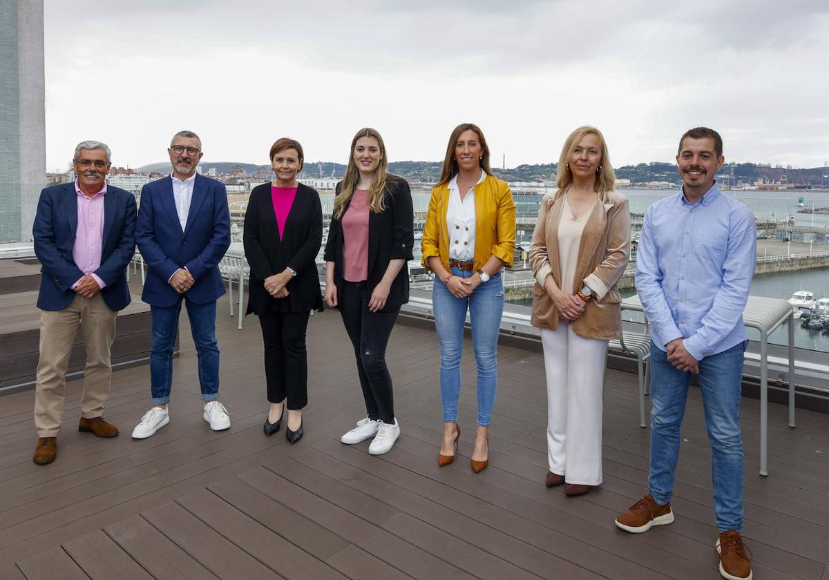 Primera foto de los candidatos a la Alcaldía de Gijón juntos. De izquierda a derecha: Luis Manuel Flórez 'Floro' (PSOE), José Carlos Fernández Sarasola (Ciudadanos), Carmen Moriyón (Foro), Olaya Suárez (Podemos), Ángela Pumariega (PP), Sara Álvarez Rouco (Vox) y Javier Suárez Llana (IU).