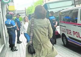 Agentes de la Policía Local durante la intervención con el conductor del autobús.