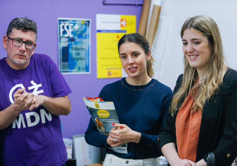 La ministra de Igualdad, Irene Montero, durante su visita a la Fundación Mar de Niebla.