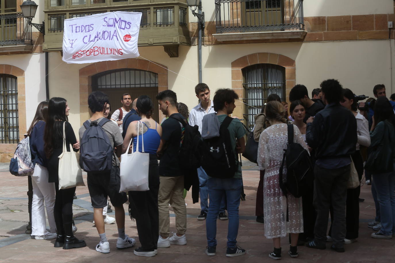 Dolor y rabia por Claudia frente a la Facultad de Psicología