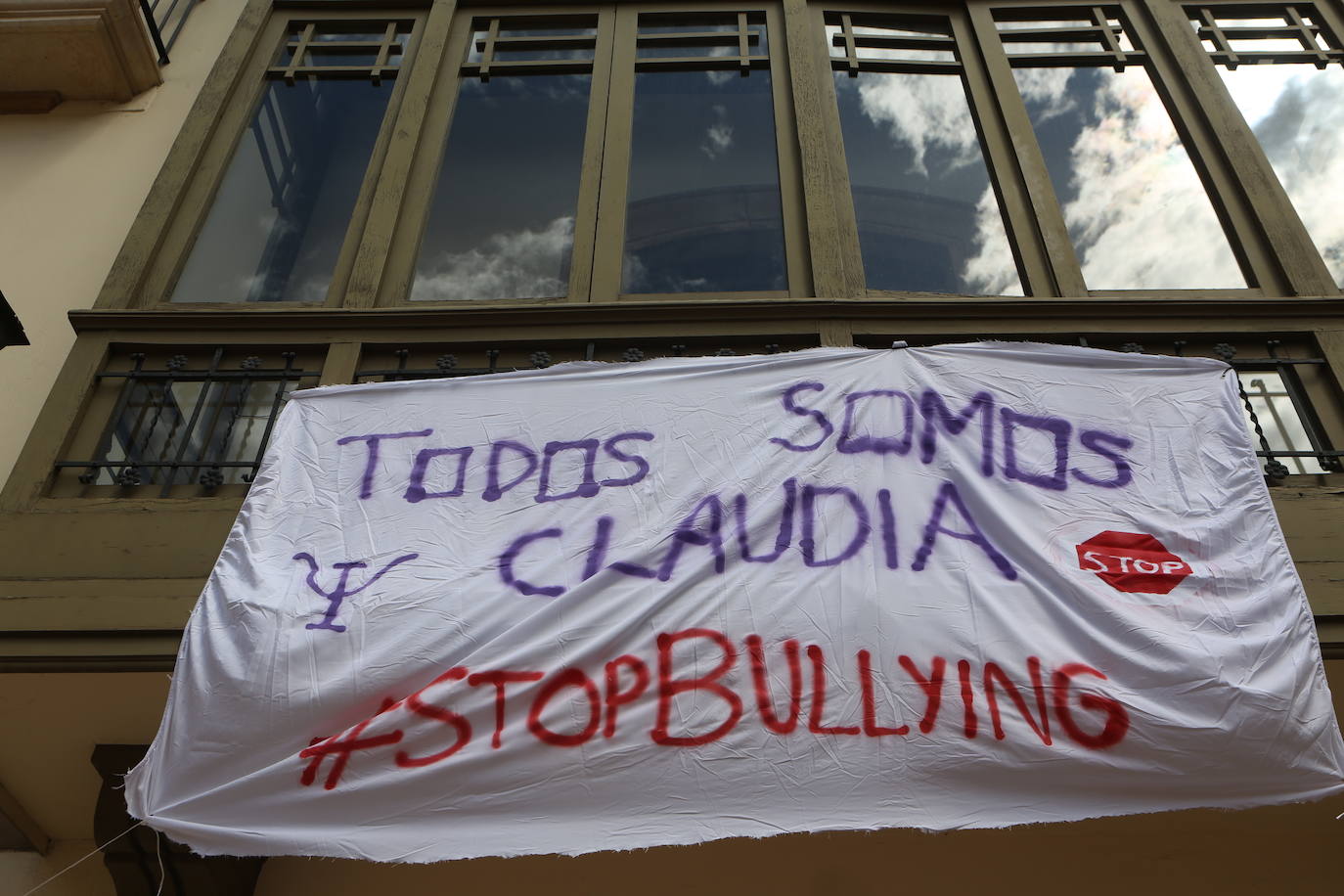 Dolor y rabia por Claudia frente a la Facultad de Psicología