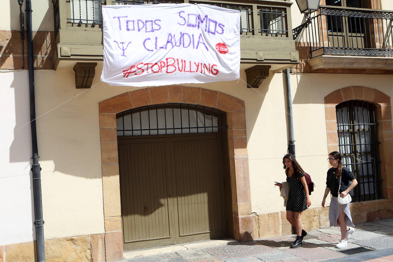 Dolor y rabia por Claudia frente a la Facultad de Psicología