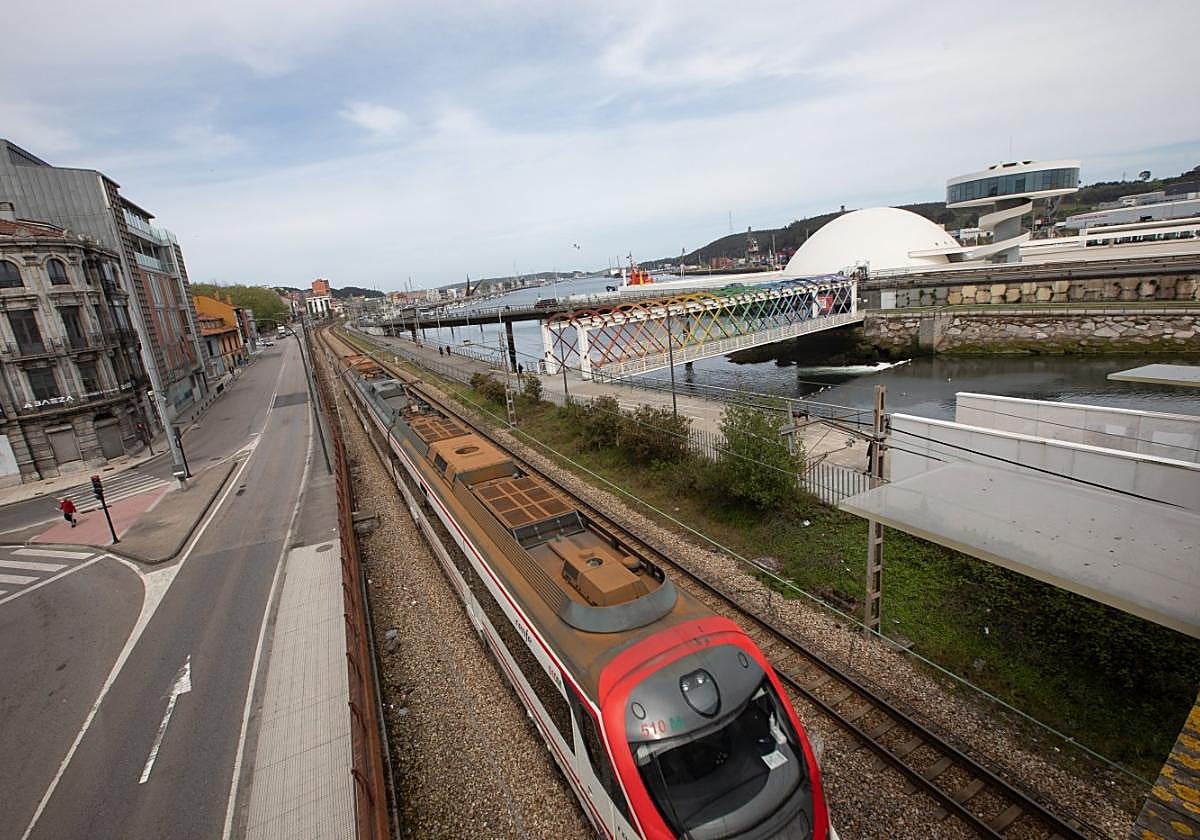 Las vías de Renfe y Feve, a su paso por la calle de El Muelle, en el lugar en que se ubicaría la estación intermodal.
