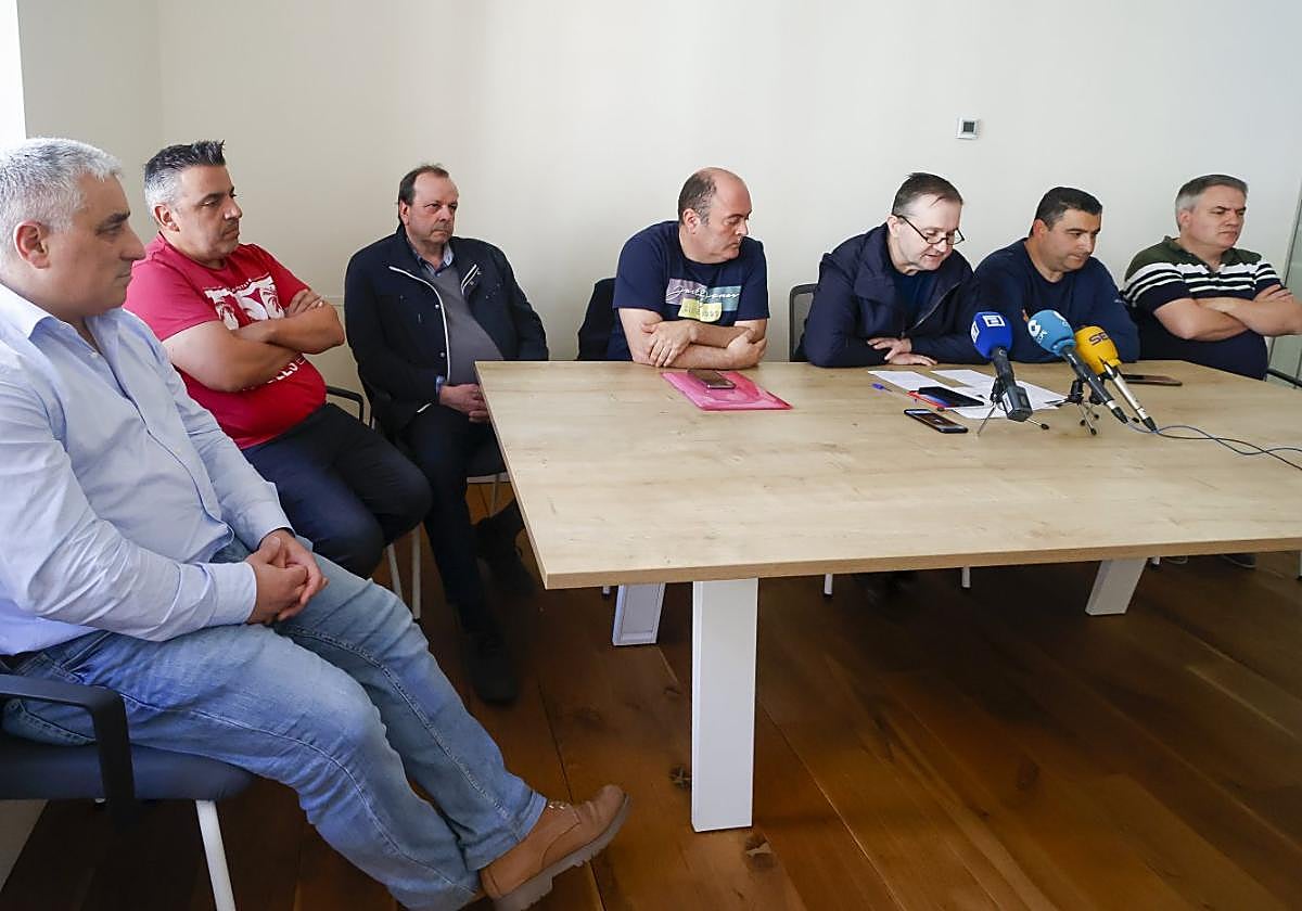 Martín García, Pablo Lorenzo, José Enrique Fernández, Alejandro Rodríguez, Sergio Álvarez, Pedro Roldán y Crisanto Iglesias, miembros del comité de empresa de EMTUSA.