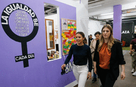 Primera imagen: 11.30 horas. La ministra de Igualdad, Irene Montero, y la candidata a la Alcaldía de Gijón de Podemos, Olaya Suárez, visitan en plena precampaña las instalaciones de la fundación Mar de Niebla, en Gijón. Segunda imagen: 12.30 horas. La candidata de Podemos a la Presidencia del Principado, Covadonga Tomé, y la número tres de la lista, Laura Tuero, hacen campaña en los Jardines de la Reina, en Gijón.