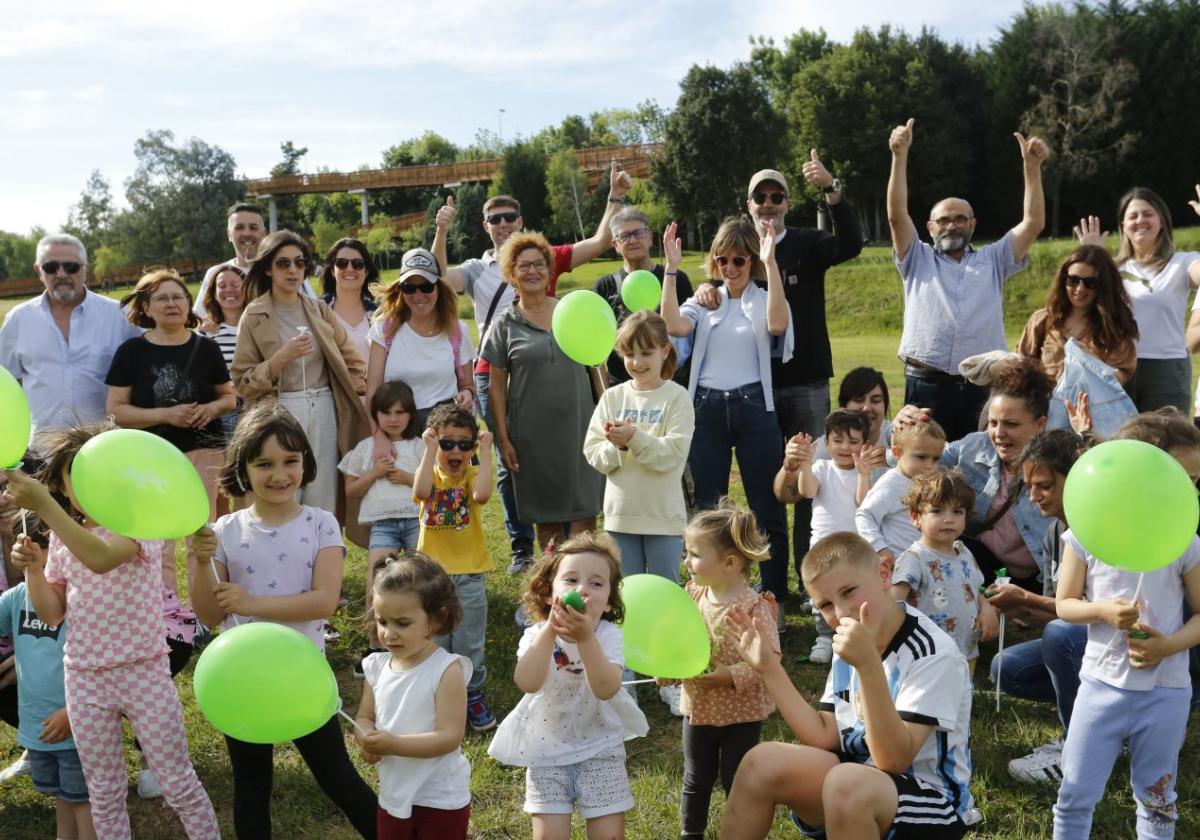 Familias de Nuevo Roces celebran la aprobación de la inversión para el colegio, en la parcela donde está prevista la construcción del centro.