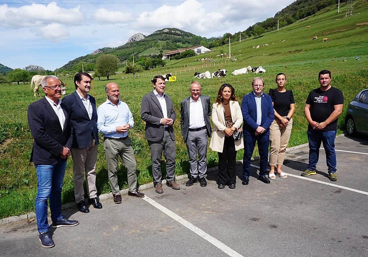 José Manuel Felgueres, Juan Carlos Suárez-Quiñones, Luis Venta, Alfonso Fernández Mañueco, Diego Canga, Elena Soberón, Francisco Gonzalez López, María Moradiellos y Francisco González Huerdo, ayer durante la visita de los populares a Arenas de Cabrales.