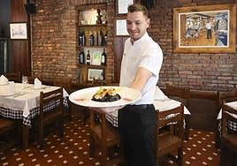 Mario Dorin, con el plato de La Pomar.