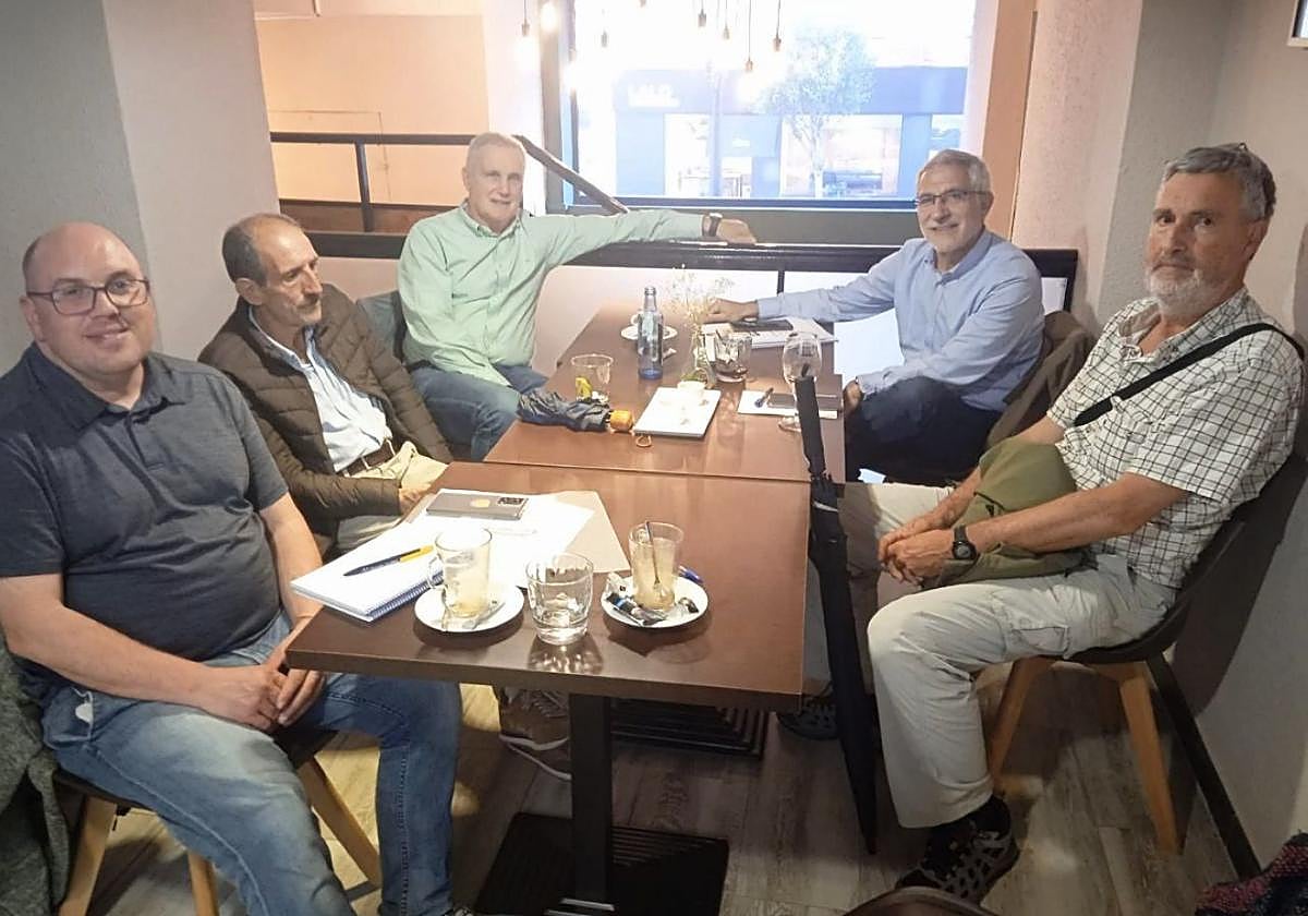 Llamazares, segundo por la derecha, durante la reunión con Asturies Con Bici y Francisco Bastida.