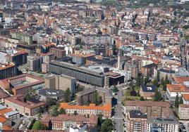 Una fotografía aérea de Llamaquique con las facultades de Educación y Geológicas y el fondo el Palacio de Justicia.