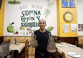 Wilkin Aquiles, con los trofeos que ha ido acumulando.