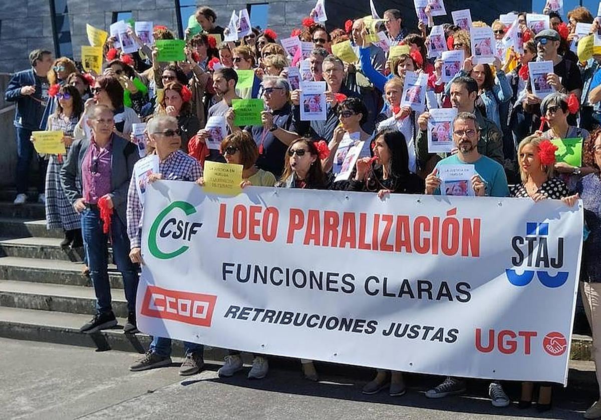 Concentración ante los juzgados de Gijón, con fotos de la ministra Llop de faralaes en la feria de Abril.