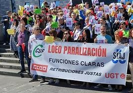 Concentración ante los juzgados de Gijón, con fotos de la ministra Llop de faralaes en la feria de Abril.