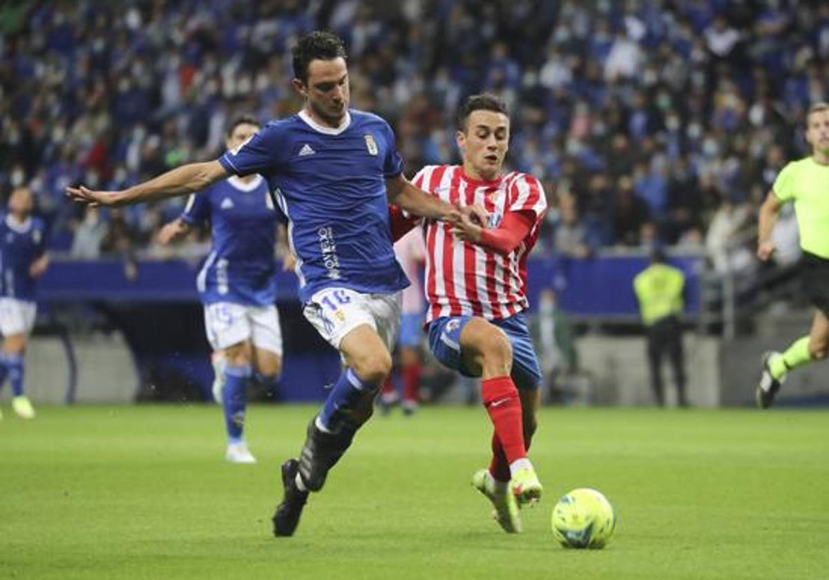 Pedro Díaz y Borja Sánchez pugnan por el balón en un derbi asturiano.