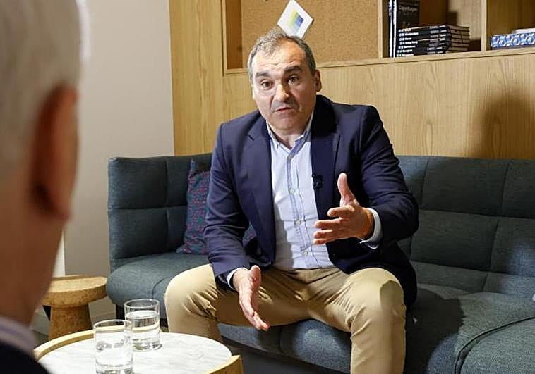 Manuel Iñarra, responde a una de las preguntas de Juan Neira en el programa La Lupa.