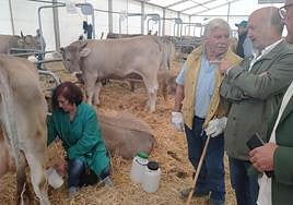 Luis Venta conversa con ganaderos en Concurso Nacional de Parda de Montaña en Nava.