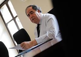 Benigno Villarejo, en la sala de la junta de gobierno del Colegio de la Abogacía de Gijón.