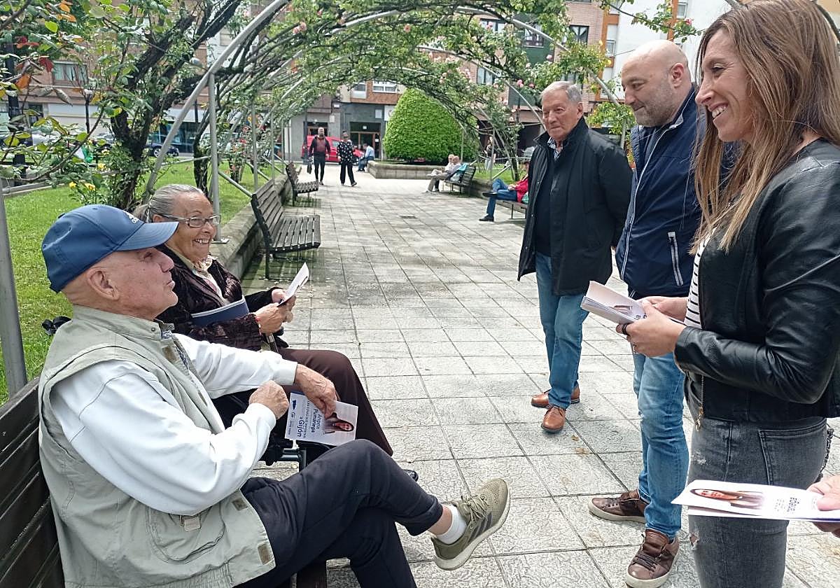 Ángela Pumariega, ayer, durante el reparto informativo del PP.