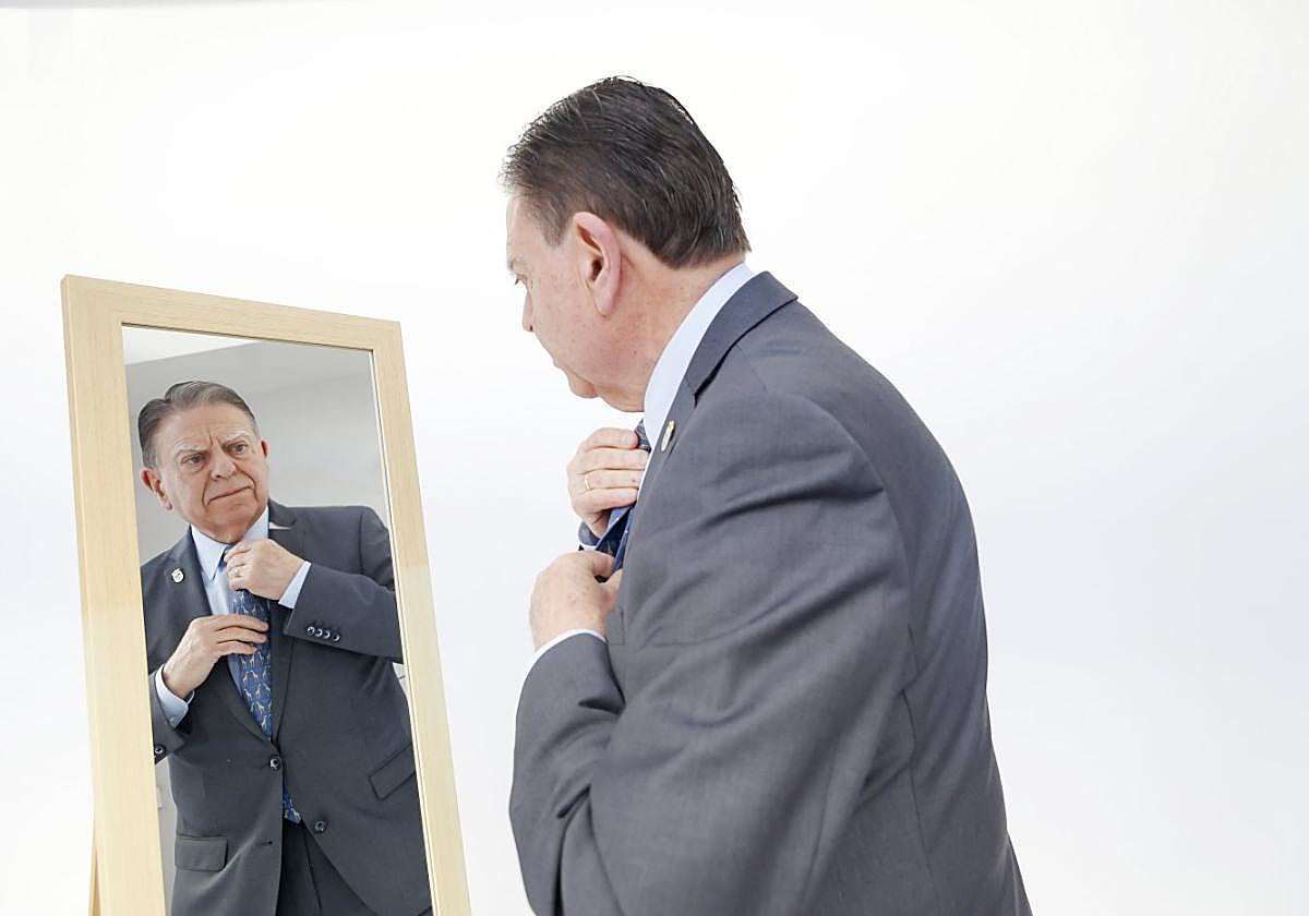 El candidato a la Alcaldía, Alfredo Canteli, frente al espejo. ARNALDO GARCÍA