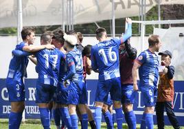 Los jugadores del Avilés celebran la victoria y el subcampeonato.