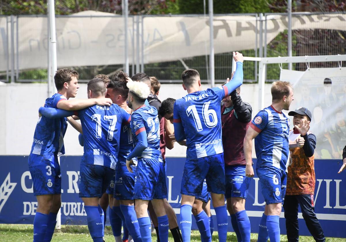 Los jugadores del Avilés celebran la victoria y el subcampeonato.