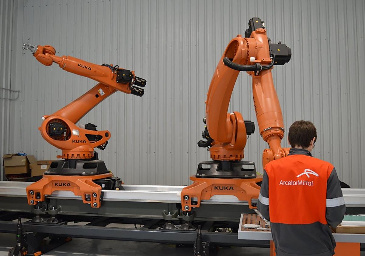 Un investigador de ArcelorMittal trabaja en aplicaciones con robots.