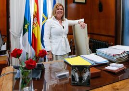 La actual regidora, Carmen Arbesú, en su despacho en el Ayuntamiento, en Sama.