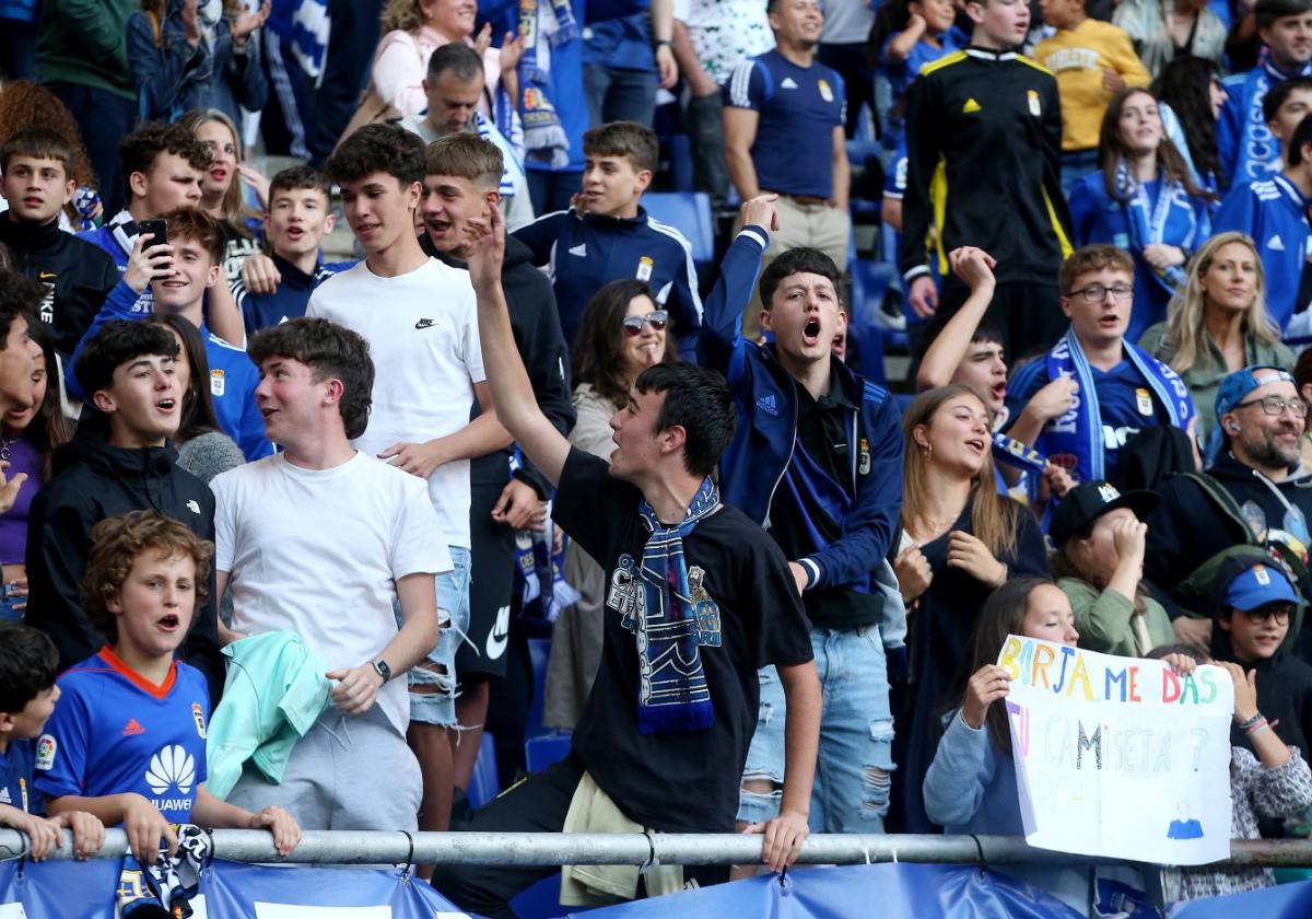 Las gradas del Carlos Tartiere vivieron ayer gran animación con la mirada puesta en el derbi del próximo sábado en Gijón.