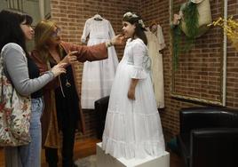 Covadonga Miguel observa a su hija Marina mientras se prueba su vestido en La pequeña Ángela.