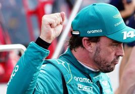 Fernando Alonso hace el gesto de cerrar el puño en Miami.