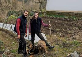 Almudena Galatas y Daniel Rodríguez trabajan una de las fincas cedidas por los vecinos de Larna.