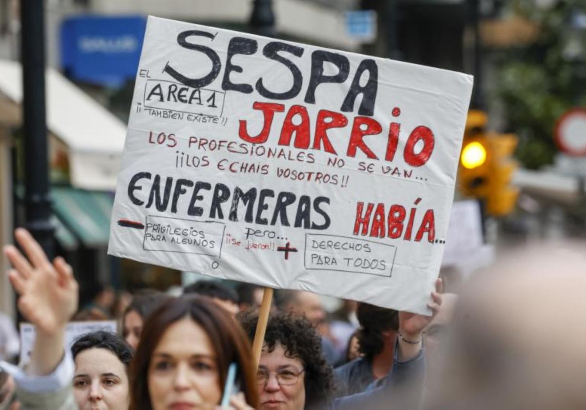 Alusión a la situación que atraviesa la Atención Primaria en el occidente asturiano, en la manifestación del pasado mes de abril en Gijón.