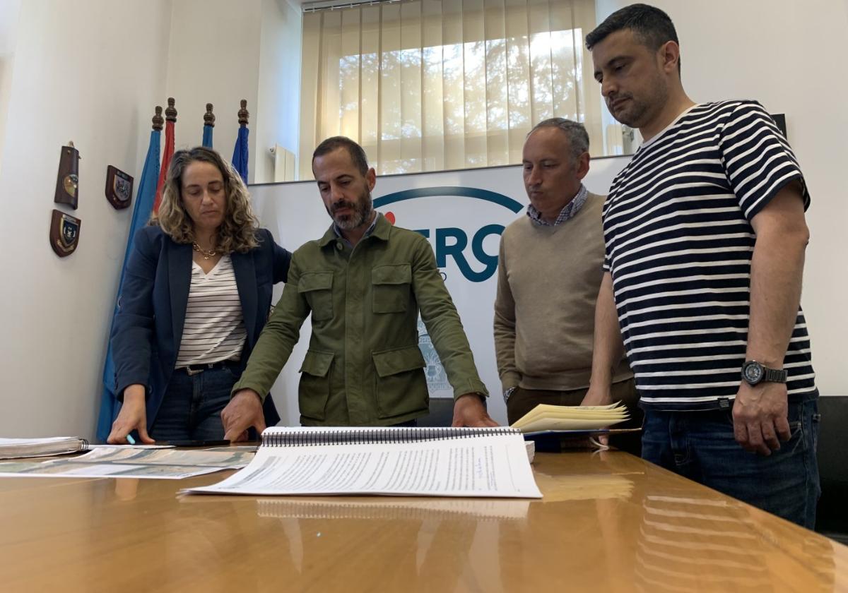 Marta Rodríguez, técnico municipal; Ángel García, alcalde de Siero; Juan Carlos Álvarez, técnico municipal; y Javier Rodríguez, concejal de Infraestructuras Urbanas, ayer explicando la nueva actuación.